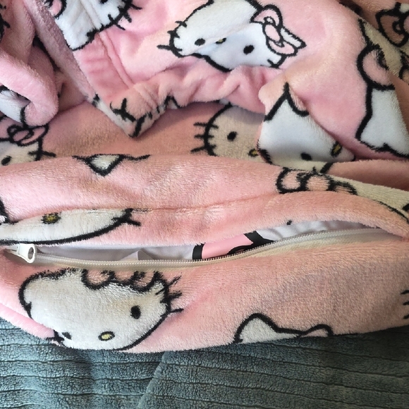 Pink Hello Kitty Hooded Blanket - Picture 5 of 7